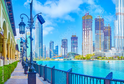 Obraz Dibond Mały aleja wzdłuż jeziora Burj w Dubaju, ZEA