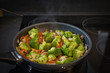 Frische Gemüsepfanne mit Brokkoli und Paprika, vegetarisch, vegan, Produktbild, low carb
