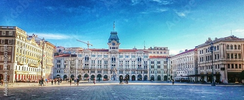 Mata magnetyczna Panoramiczny widok na Piazza Unita Ditalia Przeciw Błękitne Niebo W Słoneczny Dzień