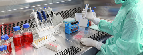 Fotomural Scientist working with multichannel pipette