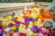 Kwiaty w ofierze na ołtarzu oraz mały posąg Buddy.