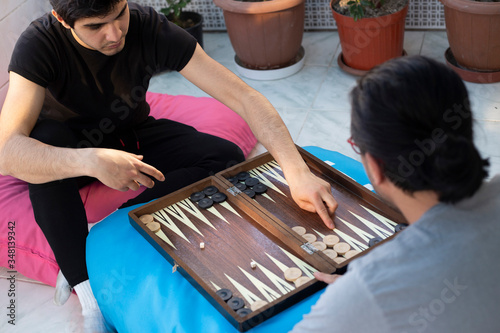 Fotografía Two friends playing backgammon at home