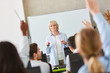 © Robert Kneschke - Seniorin als Lehrerin im Unterricht einer Universität