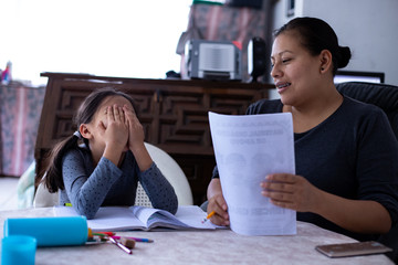 Wall Mural - Niña toma clases en casa a causa de la contingencia