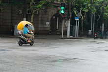 China, Shanghai, Rollerfahrer Auf Den Straßen Shanghais