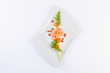Łosoś w stylu japońskim, sushi w sezamie oraz warzywne dodatki.