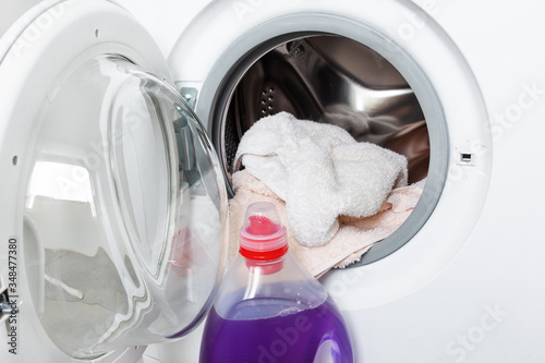 Washing machine and laundry detergent gel for washing.