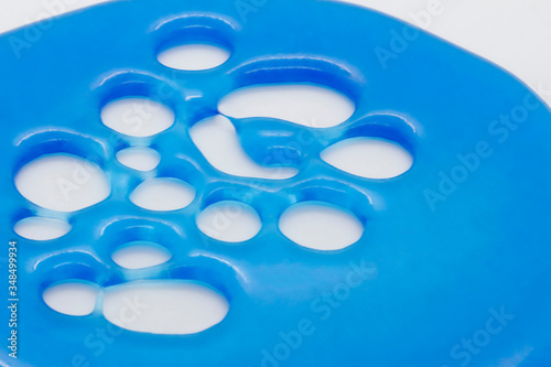 Fotografía Peça em formato orgânico produzida em vidro azul com a técnica Vidro Celular da designer Désirée Sessegolo
