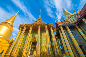 Fototapete - Beauty of the Emerald Buddha Temple important buddhist temple and famous tourist destination of bangkok