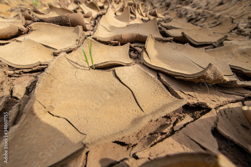 Fotografía The drought causes the soil to break.