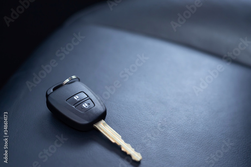 Obraz Dibond Zbliżenie uroku breloczka do kluczy i pilota systemu alarmowego w nowym wnętrzu pojazdu. lub Zapomnij umieszczone na siedzeniu w środku. transport koncepcyjny podróży. nieostrość.