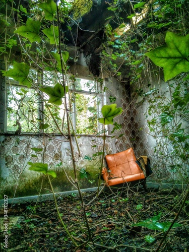 Fotografía Orange Chair By Ivies In Abandoned House