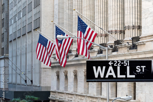 Mata magnetyczna Wall street podpisuje wewnątrz Manhattan z nowojorskiej giełdy papierów wartościowych tłem, Miasto Nowy Jork, usa
