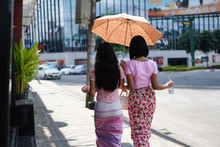 Zwei Asiatinnen Von Hinten Auf Der Straße Mit Sonnenschirm