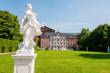 Trier, Kurfürstliche Palais, Palastgarten, Skulpturen, Brunnen, Residenz, Mosel, Römerstadt, Stadtrundgang, Rheinland-Pfalz, Frühling, Deutschland