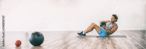 Mata magnetyczna Trening fitness w domu siłownie przysiady z piłką fit fit człowiek ćwiczenia brzuszków abs z ważonych rosyjskich skrętów ćwiczenia szkolenia panoramiczny baner.