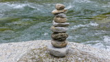 Fototapeta Desenie - Steinmännchen auf Felsen und im Hintergrund der  Fluss