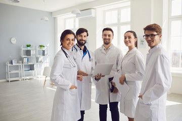 Wall Mural - A team of doctors in a meeting discusses the diagnosis of a patient in a clinic office.