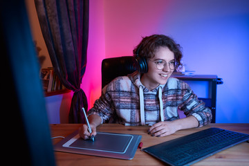 Aufkleber - Digital desinger using graphic tablet and stylus. Freelancer desinger working from home
