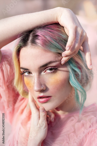 Cuadros en Lienzo Retrato artístico de una mujer joven caucásica, de piel blanca con algunas pecas, con el cabello turquesa y rosa