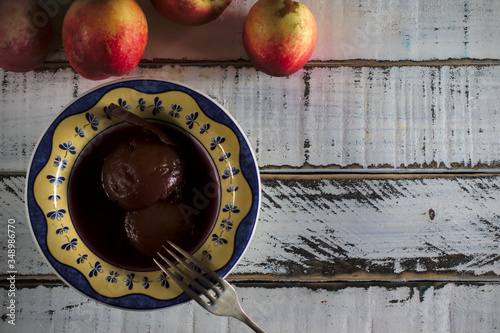 Fotografía Postre de melocotón y nectarina al vino tinto, postre de origen aragonés, postre