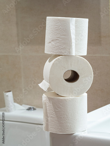 Cuadros en Lienzo 3 rollos de papel de baño en el lavabo.