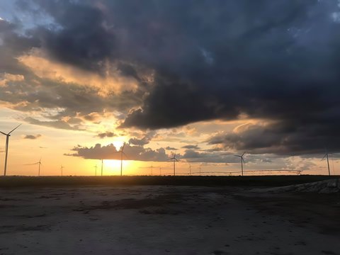 atardecer eolico 