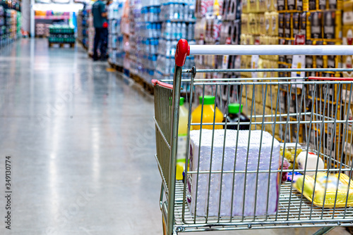 Fotografía Carrinho de supermercado no corredor