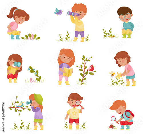 Fotomural Little Kids Holding Magnifying Glass and Camera Exploring Nature Vector Illustra