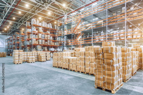 Fotografía Large industrial warehouse with high racks