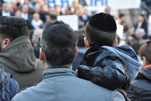 Cuadros en Lienzo A man holding a child in his arms photographed from the back