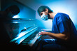 Medico pianista si rilassa suonando il pianoforte dopo il turno in ospedale