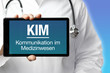 KIM (Kommunikation im Gesundheitswesen). Arzt hält einen Tablet Computer in die Kamera. Text auf Bildschirm. Blau. 