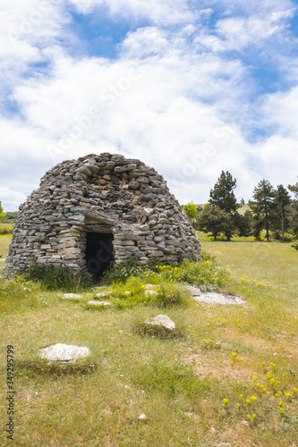 Fotografía capanna Tholos caciara between marche and abruzzo in central Italy where shepher