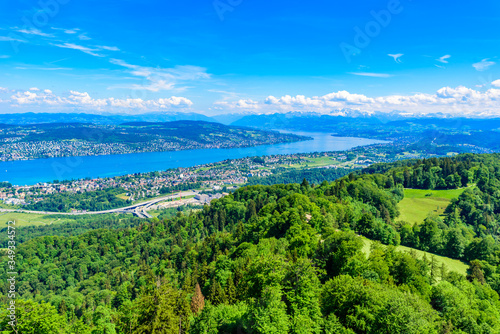 Fototapeta na drzwi i meble Panoramiczny widok na Jezioro Zuryskie i Alpy ze szczytu góry Uetliberg, z platformy widokowej na wieży na Mt. Uetliberg, Szwajcaria, Europa