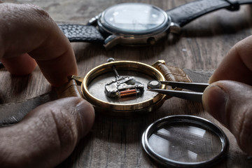 Replacing the watch battery, watchmaker's workshop