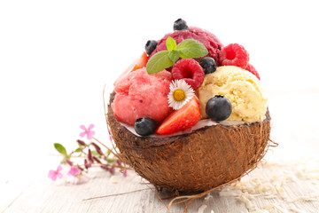 Wall Mural - ice cream scoop in coconut bowl