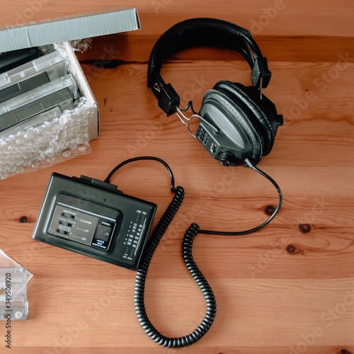 Cuadros en Lienzo Aparato reproductor de música antiguo con auriculares y cintas de casette