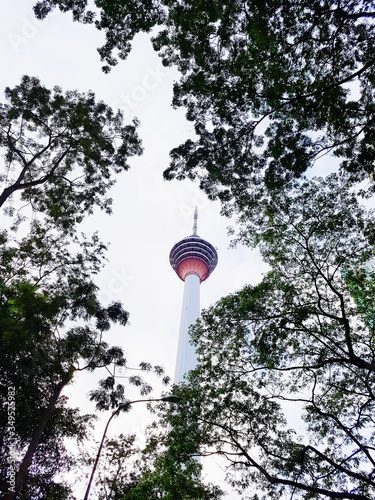Zdjęcie XXL Niski Kąt Widzenia Wieży Menara Kuala Lumpur I Oddziałów Przeciw Czystemu Niebie