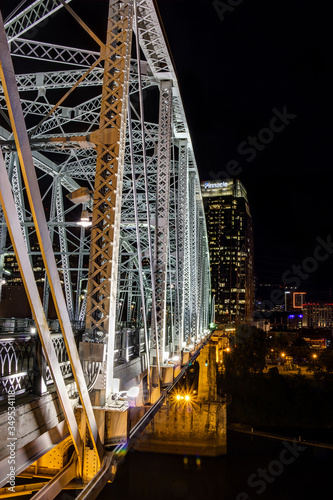 Cuadros en Lienzo night view of nashville and the shelby st bridge in tennessee