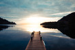 Einsamer Steg am See zum Sonnenaufgang - Ins Licht gehen