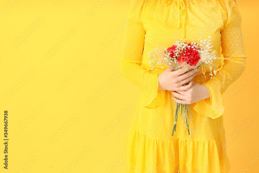 Young woman with beautiful bouquet on color background