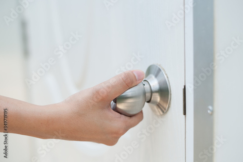Cuadros en Lienzo Close-up Of Hand Opening Door