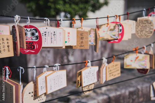 Cuadros en Lienzo Tablillas de madera con forma de Daruma a la entrada de un templo japonés