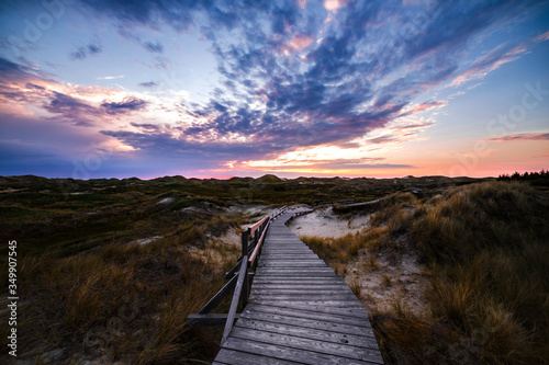 Fotografía Colorful sunset view of wooden touristic walkway in nature reserve