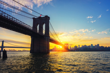 Fototapete - View on Brooklyn bridge and Brooklin at vibrant sunrise, New York City