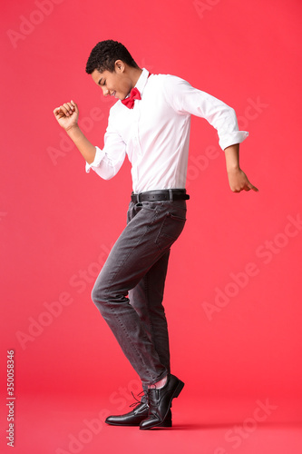 Cuadros en Lienzo African-American teenager dancing against color background