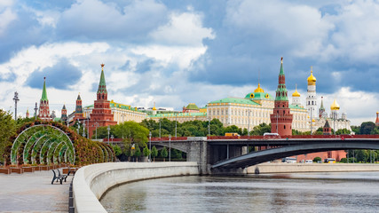 Wall Mural - Moscow. Roosia. Kremlin. Grand Kremlin Palace. Walking along the Kremlin embankment. Moscow on a summer day. Capital is on the background of blue sky. Floral arches on the waterfront. Tour to Russia