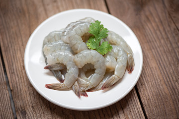 Sticker - raw shrimp on white plate and wooden background for cooking / close up fresh shrimps or prawns Seafood shelfish