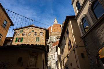 Wall Mural - Florence Cathedral (Duomo di Firenze, Santa Maria del Fiore) with the famous dome by the architect Filippo Brunelleschi photographed from the narrow streets of the city